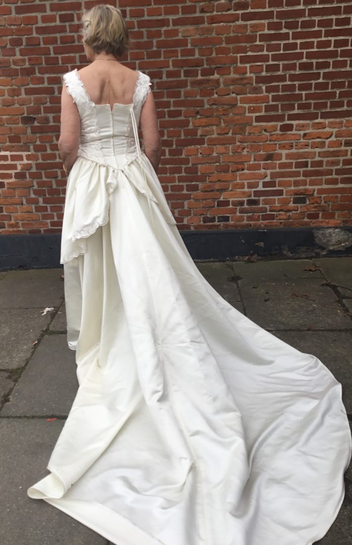 Brudekjole med langt slæb i silke