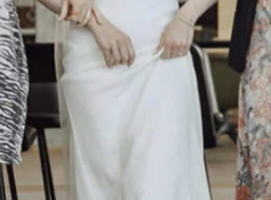 Smuk kjole med dyb ryg str. 36/38